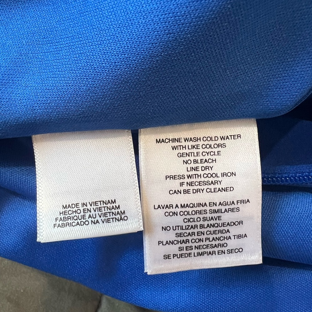 Fabulous and flattering formal dress! - Picture 2 of 5